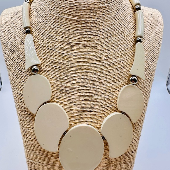 Elegant Vintage Cream Abstract Necklace - Picture 4 of 5